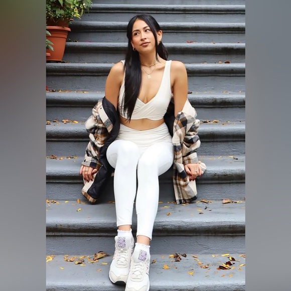 NWT- Fabletics low impact Crossover sports bra Egret -Size Small - Picture 4 of 13